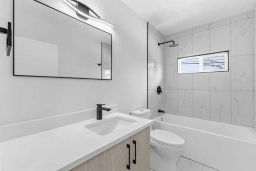 1412 19 Street Ne, Calgary, AB - Indoor Photo Showing Bathroom