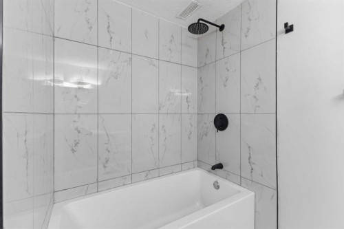 1412 19 Street Ne, Calgary, AB - Indoor Photo Showing Bathroom
