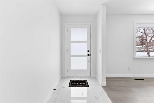 1412 19 Street Ne, Calgary, AB - Indoor Photo Showing Other Room