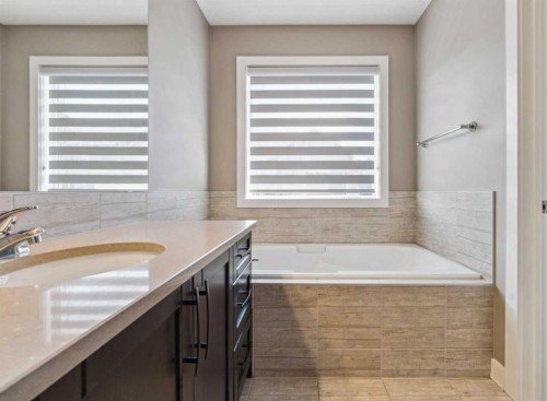 21 Riviera Point, Cochrane, AB - Indoor Photo Showing Bathroom