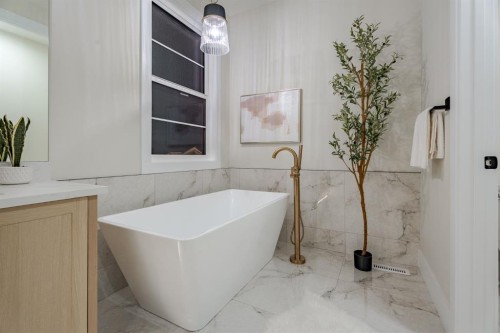 2057 Waterbury Road, Chestermere, AB - Indoor Photo Showing Bathroom