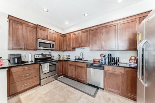 107-1005A Westmount Drive, Strathmore, AB - Indoor Photo Showing Kitchen