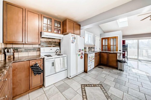 3 Cochrane Lake Trail, Cochrane Lake, AB - Indoor Photo Showing Kitchen