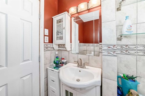 3 Cochrane Lake Trail, Cochrane Lake, AB - Indoor Photo Showing Bathroom