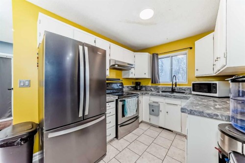 644 Spring Haven Court Se, Airdrie, AB - Indoor Photo Showing Kitchen