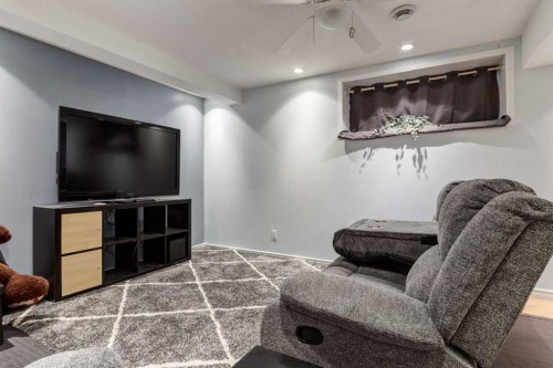 191 Panamount Heights Nw, Calgary, AB - Indoor Photo Showing Living Room