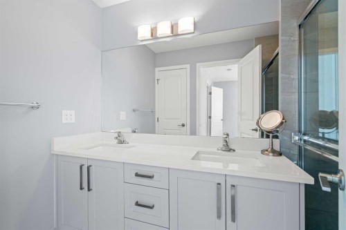 3304 2 Street Ne, Calgary, AB - Indoor Photo Showing Bathroom