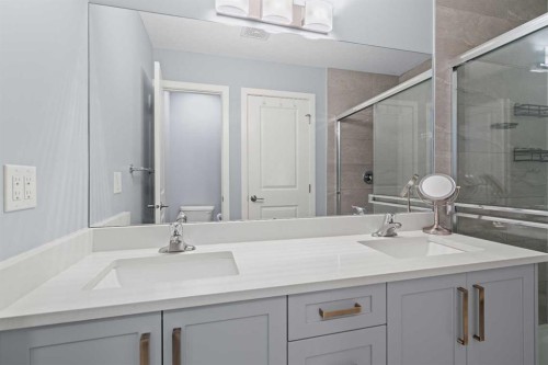 3304 2 Street Ne, Calgary, AB - Indoor Photo Showing Bathroom