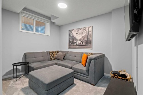 3304 2 Street Ne, Calgary, AB - Indoor Photo Showing Living Room