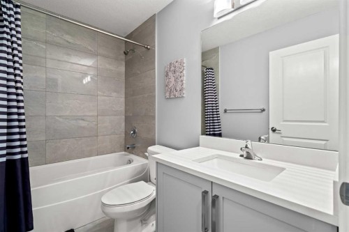 3304 2 Street Ne, Calgary, AB - Indoor Photo Showing Bathroom