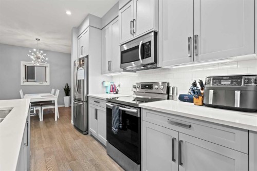 3304 2 Street Ne, Calgary, AB - Indoor Photo Showing Kitchen With Stainless Steel Kitchen With Upgraded Kitchen