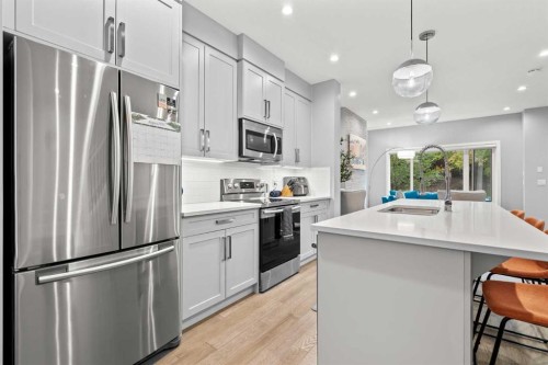 3304 2 Street Ne, Calgary, AB - Indoor Photo Showing Kitchen With Stainless Steel Kitchen With Upgraded Kitchen