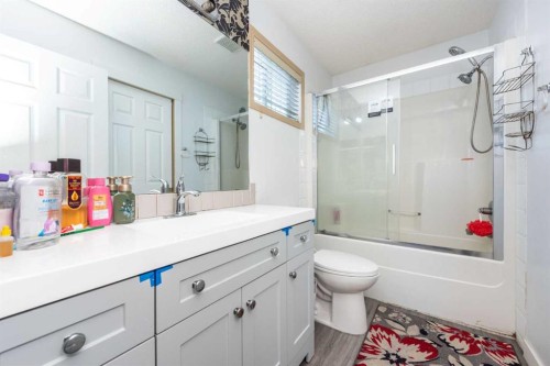 33 Marth'S  Meadow Place Ne, Calgary, AB - Indoor Photo Showing Bathroom