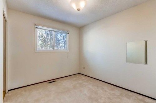 4620 31 Avenue Ne, Calgary, AB - Indoor Photo Showing Other Room