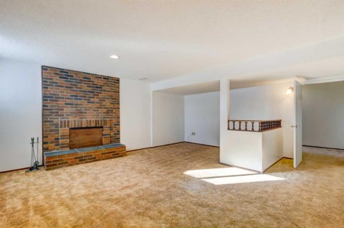 4620 31 Avenue Ne, Calgary, AB - Indoor With Fireplace