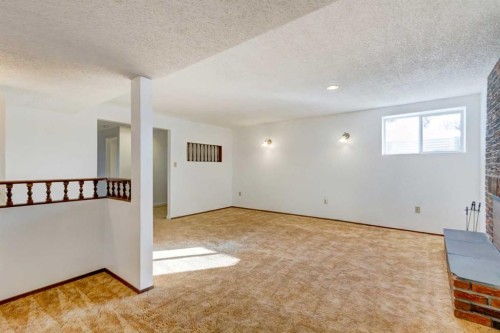 4620 31 Avenue Ne, Calgary, AB - Indoor Photo Showing Other Room