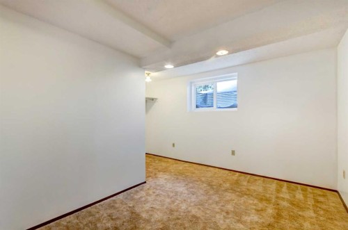 4620 31 Avenue Ne, Calgary, AB - Indoor Photo Showing Other Room