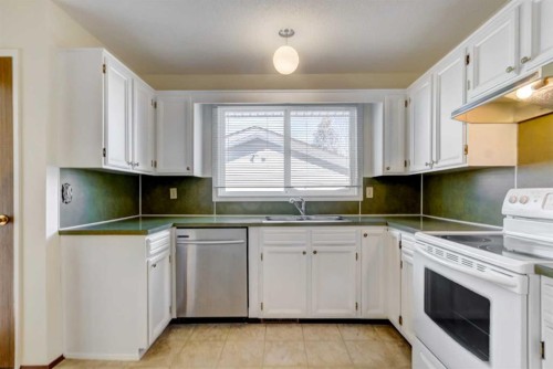 4620 31 Avenue Ne, Calgary, AB - Indoor Photo Showing Kitchen With Double Sink