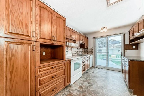 3408 Boulton Road Nw, Calgary, AB - Indoor Photo Showing Kitchen