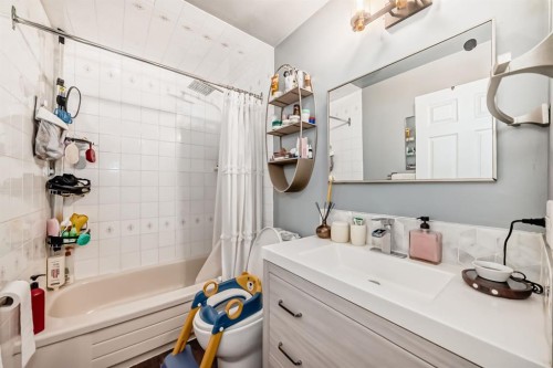 131 Huntstrom Drive Ne, Calgary, AB - Indoor Photo Showing Bathroom