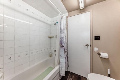 131 Huntstrom Drive Ne, Calgary, AB - Indoor Photo Showing Bathroom