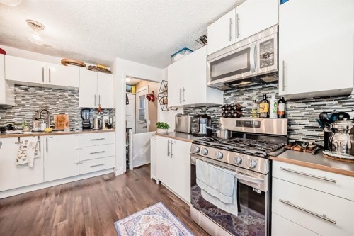 131 Huntstrom Drive Ne, Calgary, AB - Indoor Photo Showing Kitchen With Upgraded Kitchen