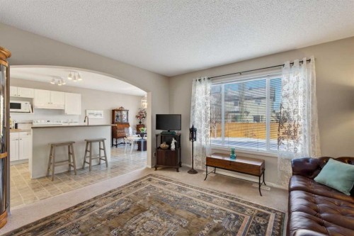10 Cougar Ridge Bay Sw, Calgary, AB - Indoor Photo Showing Living Room