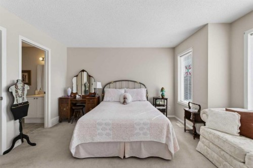 10 Cougar Ridge Bay Sw, Calgary, AB - Indoor Photo Showing Bedroom