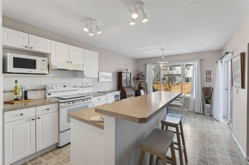 10 Cougar Ridge Bay Sw, Calgary, AB - Indoor Photo Showing Kitchen