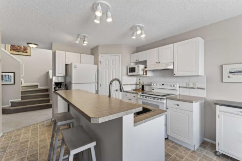 10 Cougar Ridge Bay Sw, Calgary, AB - Indoor Photo Showing Kitchen