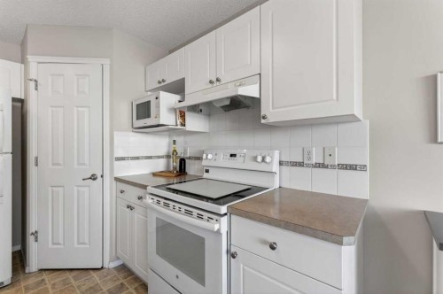10 Cougar Ridge Bay Sw, Calgary, AB - Indoor Photo Showing Kitchen
