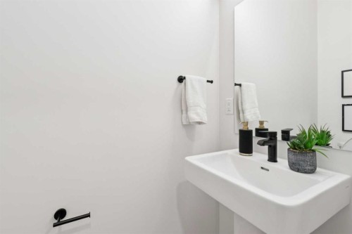 23 Heritage Heath, Cochrane, AB - Indoor Photo Showing Bathroom