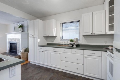 4011 25 Avenue Sw, Calgary, AB - Indoor Photo Showing Kitchen