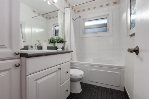 4011 25 Avenue Sw, Calgary, AB - Indoor Photo Showing Bathroom