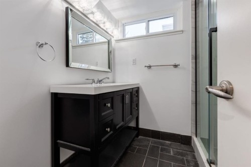 4011 25 Avenue Sw, Calgary, AB - Indoor Photo Showing Bathroom