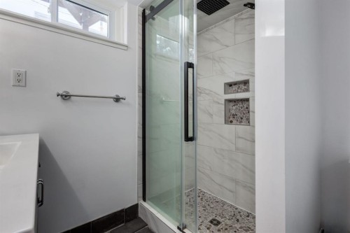 4011 25 Avenue Sw, Calgary, AB - Indoor Photo Showing Bathroom