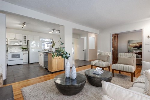 4011 25 Avenue Sw, Calgary, AB - Indoor Photo Showing Living Room