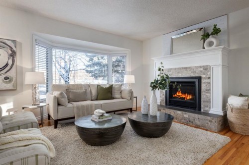 4011 25 Avenue Sw, Calgary, AB - Indoor Photo Showing Living Room With Fireplace