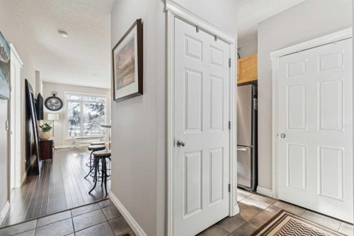 214-2 Hemlock Crescent Sw, Calgary, AB - Indoor Photo Showing Other Room