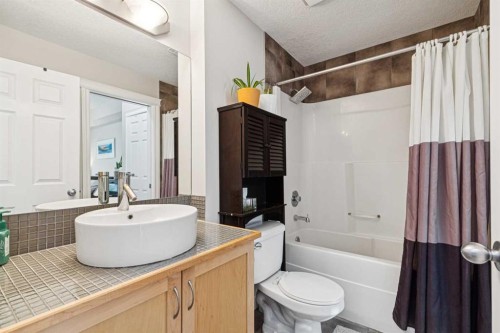 214-2 Hemlock Crescent Sw, Calgary, AB - Indoor Photo Showing Bathroom
