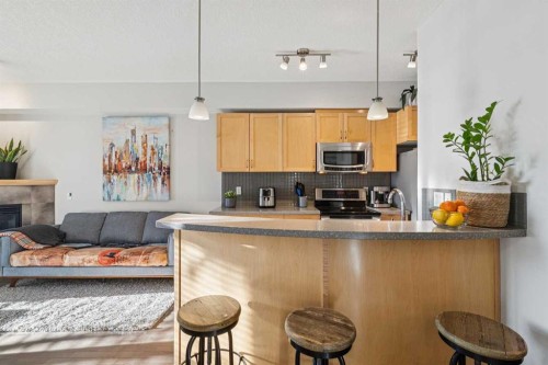 214-2 Hemlock Crescent Sw, Calgary, AB - Indoor Photo Showing Kitchen