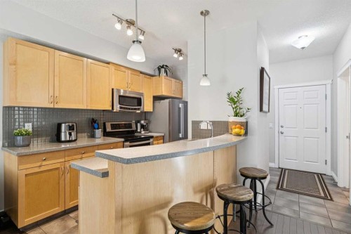 214-2 Hemlock Crescent Sw, Calgary, AB - Indoor Photo Showing Kitchen