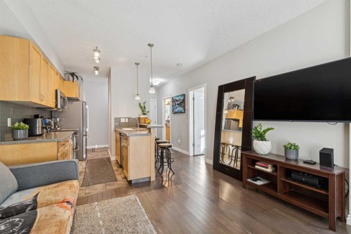 214-2 Hemlock Crescent Sw, Calgary, AB - Indoor Photo Showing Living Room