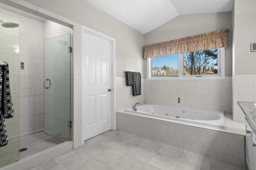 22 Varsity Estates Close Nw, Calgary, AB - Indoor Photo Showing Bathroom