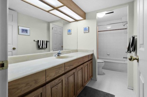 22 Varsity Estates Close Nw, Calgary, AB - Indoor Photo Showing Bathroom