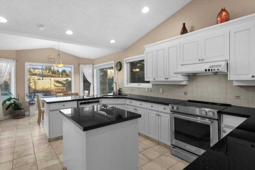 22 Varsity Estates Close Nw, Calgary, AB - Indoor Photo Showing Kitchen With Upgraded Kitchen