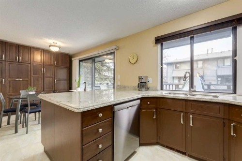 59-10030 Oakmoor Way Sw, Calgary, AB - Indoor Photo Showing Kitchen