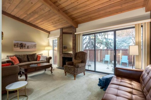59-10030 Oakmoor Way Sw, Calgary, AB - Indoor Photo Showing Living Room