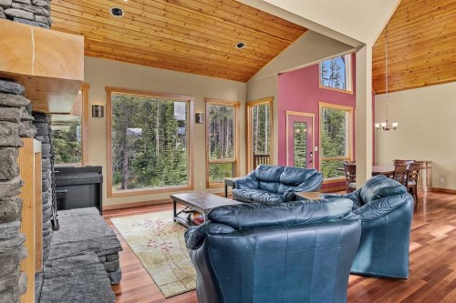214 Eagle Point, Canmore, AB - Indoor Photo Showing Living Room