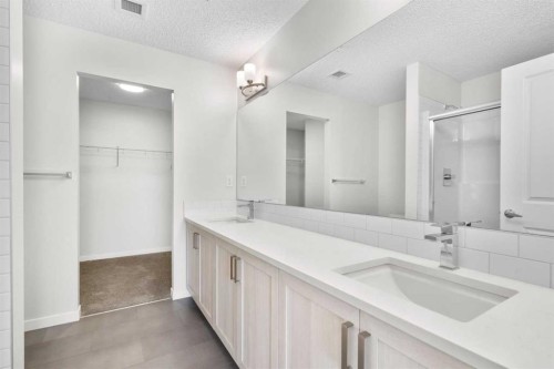 2411-33 Carringham Gate Nw, Calgary, AB - Indoor Photo Showing Bathroom